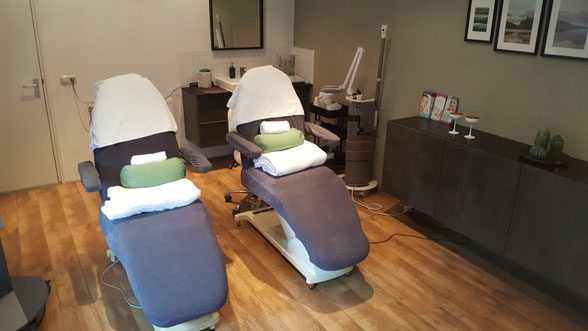 De duo-behandelkamer met twee behandelstoelen bij Schoonheidssalon Dorien-Rijen