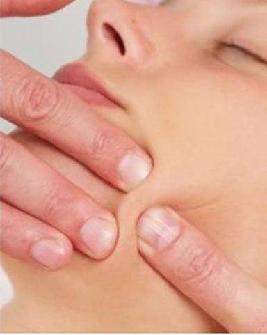 Bindweefselmassage van het gelaat bij Schoonheidssalon Dorien-Rijen