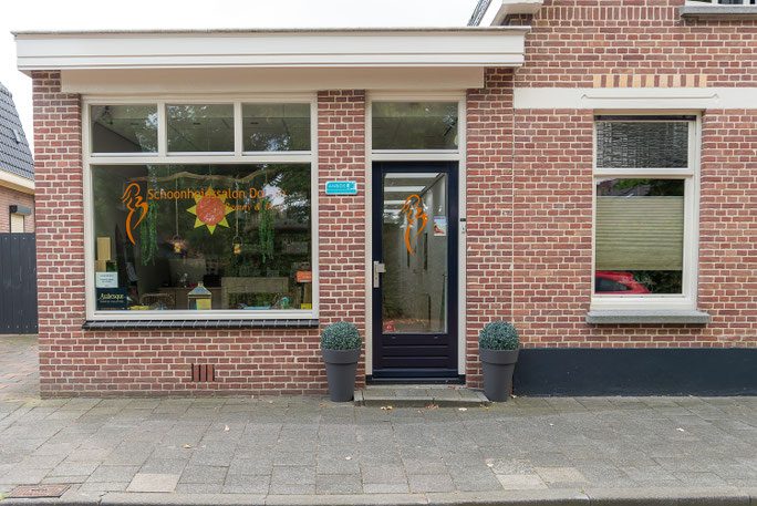 De ingang van Schoonheidssalon Dorien-Rijen aan de Pastoor Gillisstraat 19