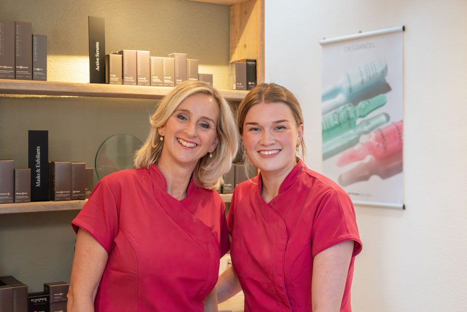 Dorien van Huygevoort en Lonneke Huijbregts in Schoonheidssalon Dorien-Rijen